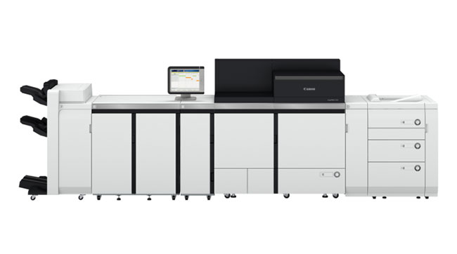 Ein großer, moderner Canon Produktionsdrucker mit mehreren Papierfächern, einem angeschlossenen Touchscreen-Display und Ausgabefächern auf der linken Seite, der für hochvolumige professionelle Druckaufgaben konzipiert ist.