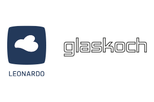 Logo mit einem dunkelblauen Quadrat, in dem eine weiße Wolke und darunter das Wort LEONARDO abgebildet sind. Rechts daneben steht das Wort glaskoch in einer modernen, konturierten Schrift.
