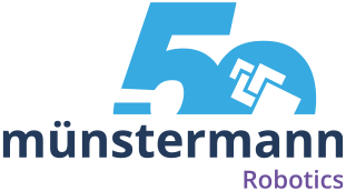 Logo mit einer großen blauen 50 über dem Wort „münstermann“ in Dunkelblau und dem Schriftzug „Robotics“ in kleinerer violetter Schrift darunter rechts. Die Null in der 50 enthält die Abbildung eines weißen Roboterarms.