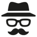 Ein einfaches schwarzes Symbol mit einem Hut, einer Brille und einem Schnurrbart auf hellem Hintergrund, das ein verdecktes oder inkognito Gesicht darstellt.